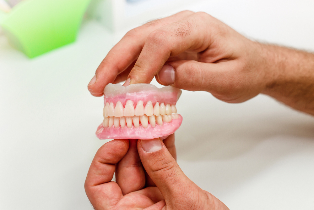 Dentista em Cuiabá 10 dentes artificiais de boca cheia no consultorio odontologico